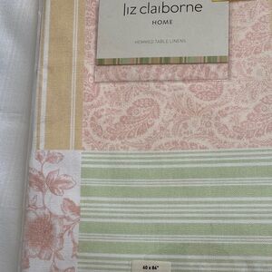 Liz Claiborne Hemmed Table Linens Green Yellow Flowers Oval 60X84